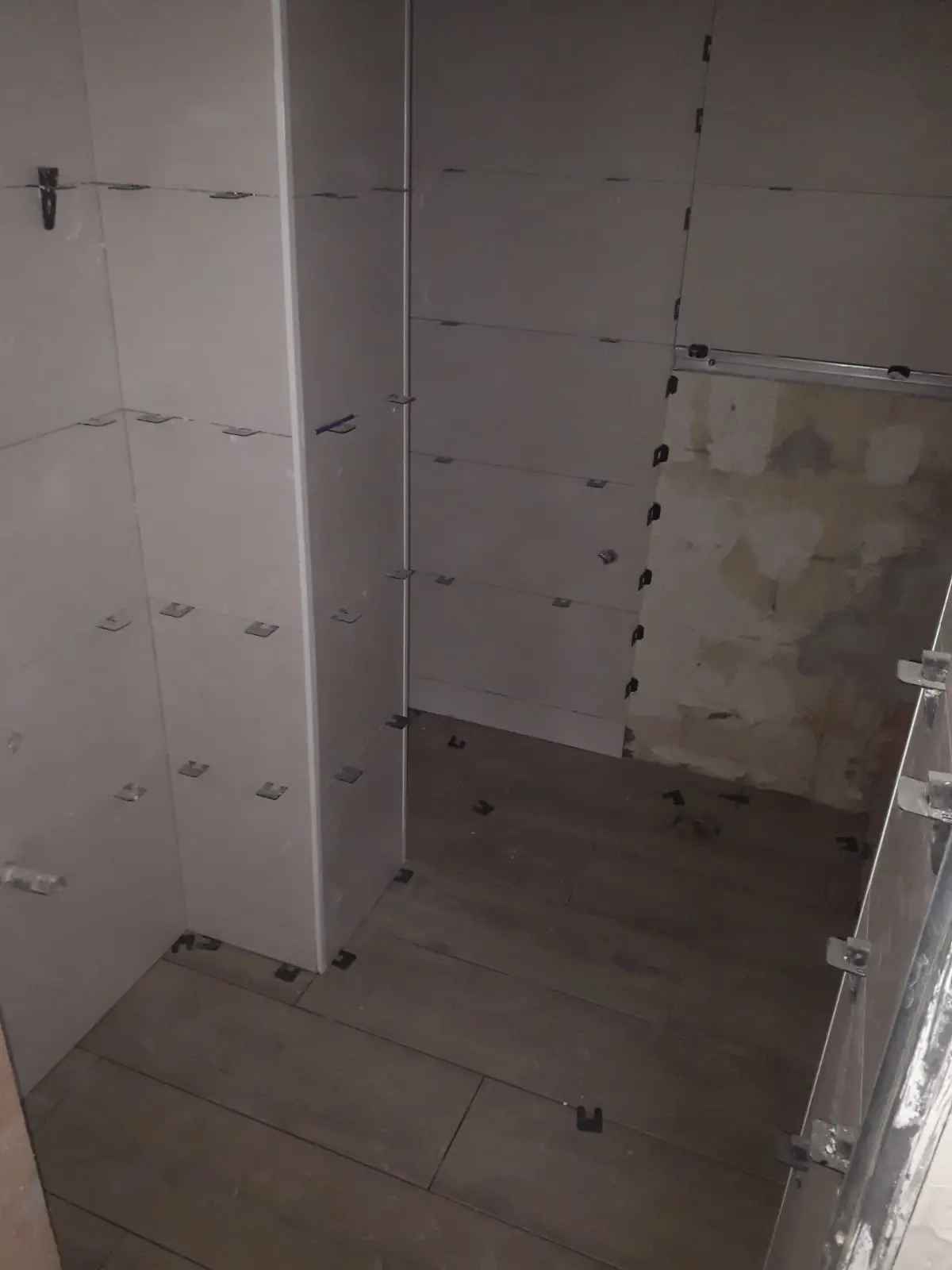 Amenajare Baie Modernă cu Gresie și Faianță - Geoalex