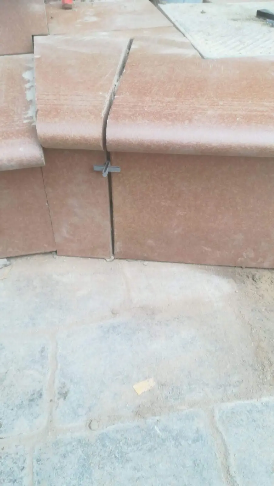 Montaj Pardoseală Laminată Gri într-un Spațiu Rezidențial - Geoalex