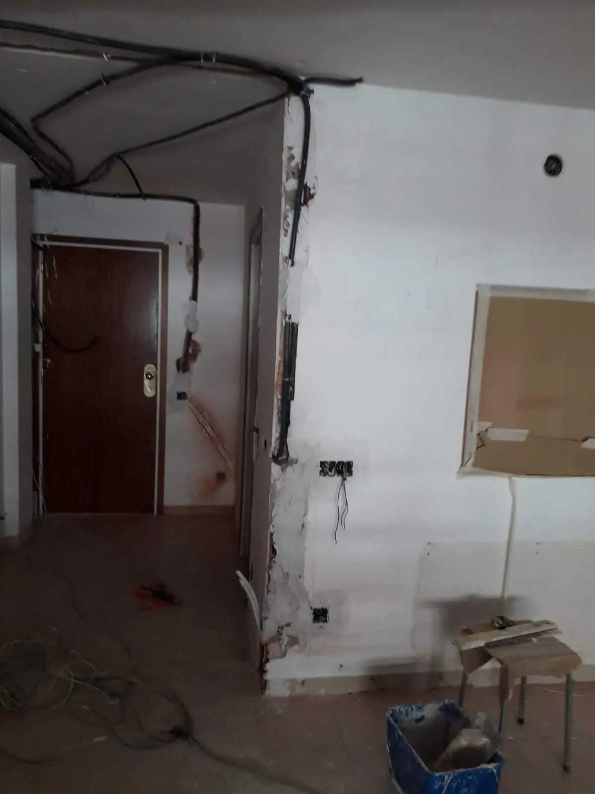 Amenajare Baie Modernă cu Placări Gri Efect Marmură - Geoalex