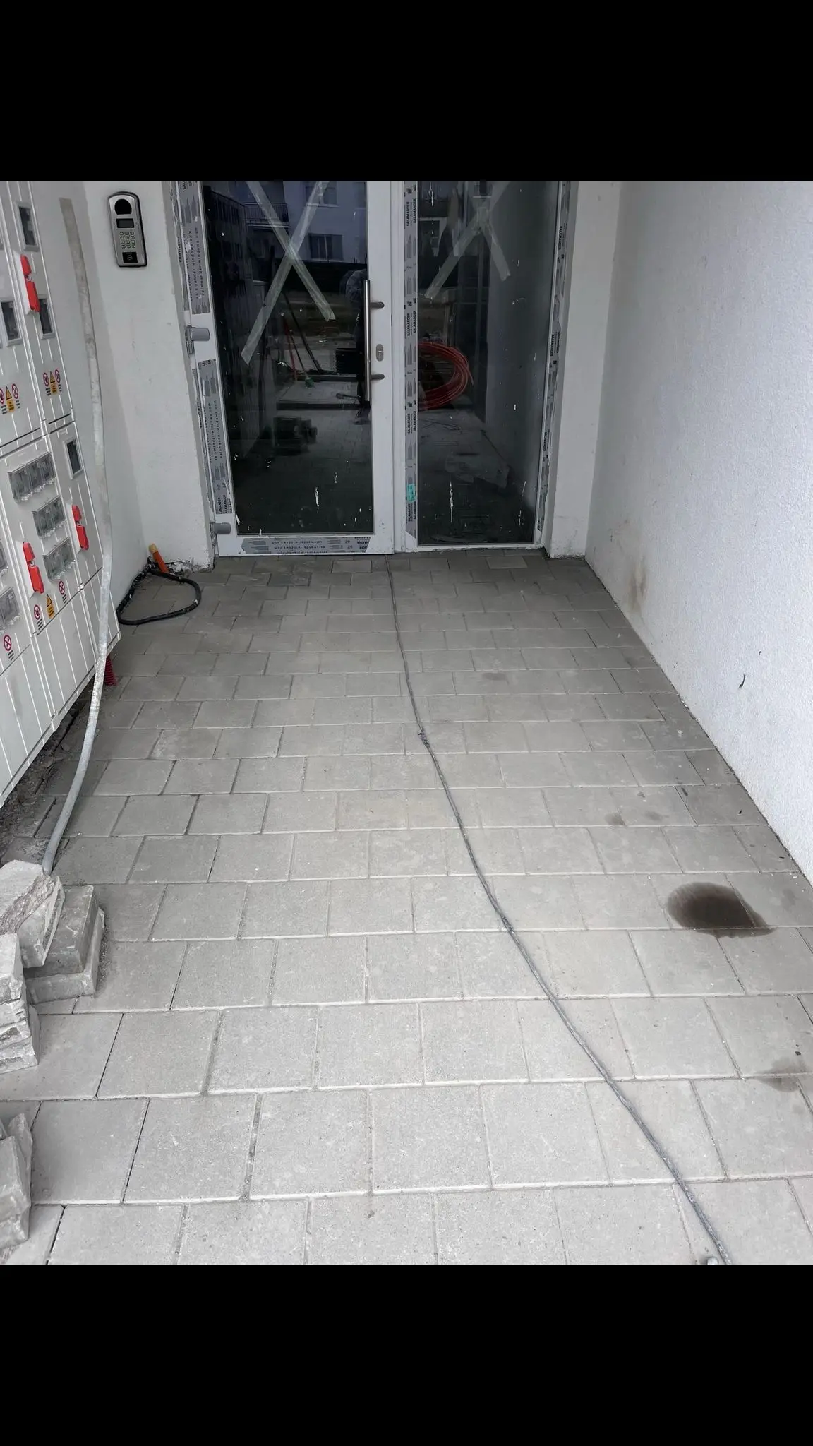 Amenajare Interioară Modernă cu Pardoseală Laminată Gri - Geoalex