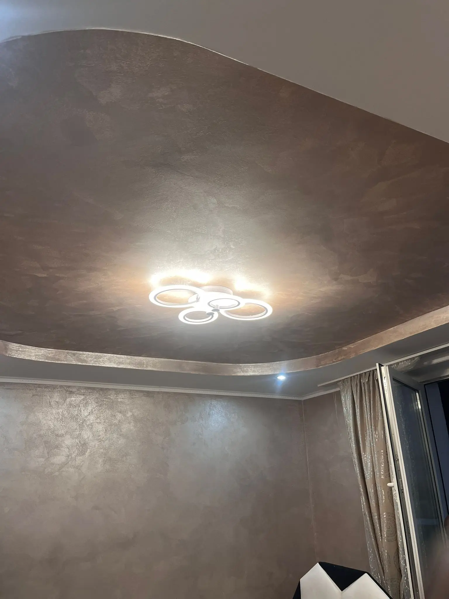 Finisaje Interioare Premium: Tencuială Decorativă și Gresie de Mari Dimensiuni - Geoalex