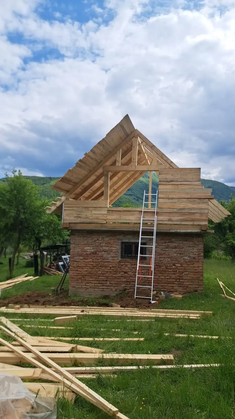 Înlocuire Completă Acoperiș Cabană: Șarpantă Lemn, Izolație și Lucrări Conexe - Geoalex