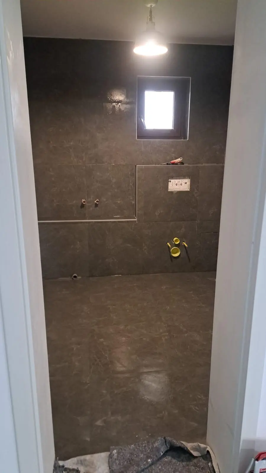 Amenajare Baie Modernă cu Cadă pe Colț și Placări Ceramice Închise la Culoare - Geoalex