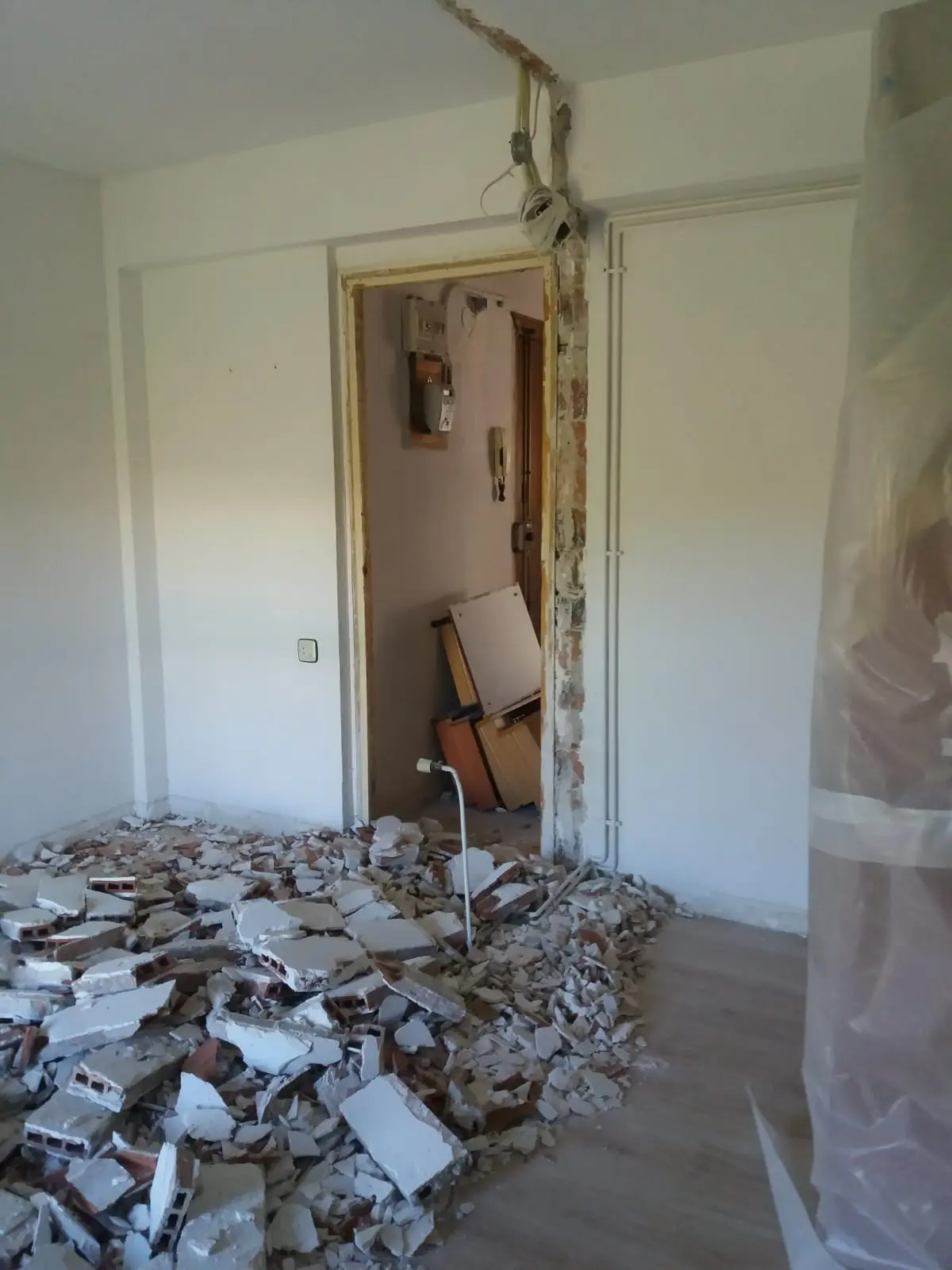 Demolare Pereți Interiori în Cadrul Renovării unui Apartament - Geoalex