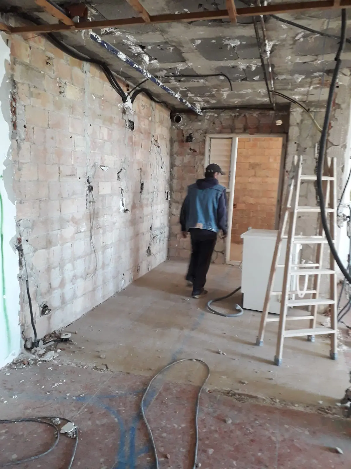 Montaj Toc Ușă Metalică în Perete de Cărămidă - Geoalex